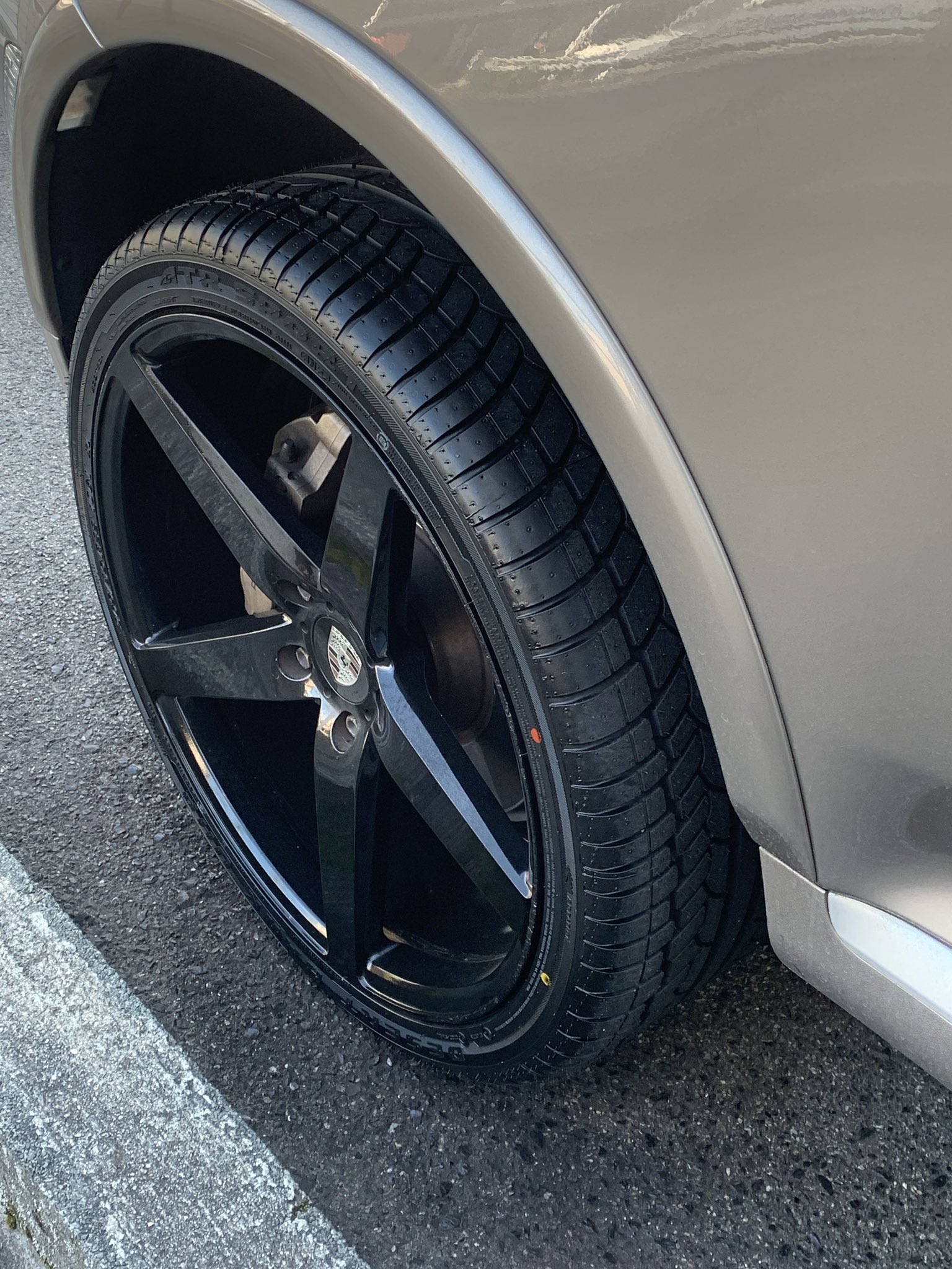 紋次郎 自宅があたるミュージアム 年末にサマータイヤがパンク サイドウォールで修理不能 スタッドレスで誤魔化してたんだかこれもパンク マジか サマータイヤを新調しました 22インチを交換してくれる店無くて Tのディーラー にお願いしてタイヤ屋