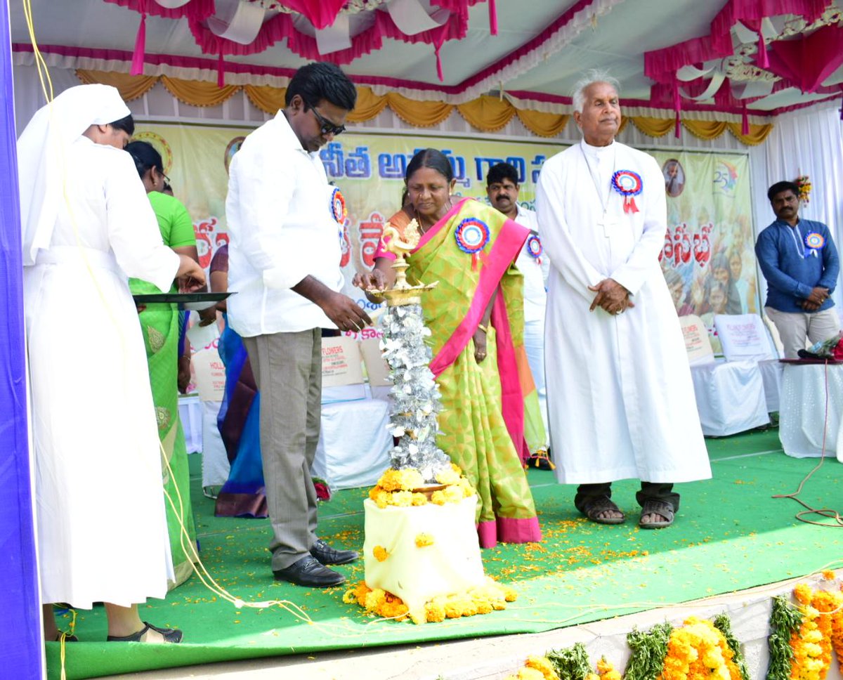 PAjayKumarMLA's tweet photo. త్రీ టౌన్ లోని సెయింట్ జోసెఫ్ పాఠశాల 25వ వార్షికోత్సవ వేడుకలకు ముఖ్య అతిధిగా హాజరై, అనంతరం సేవాంజలి పాటల సీడీ మరియు సావనియర్ ను ఆవిష్కరించడం జరిగింది. https://t.co/L8v7yC4gkk