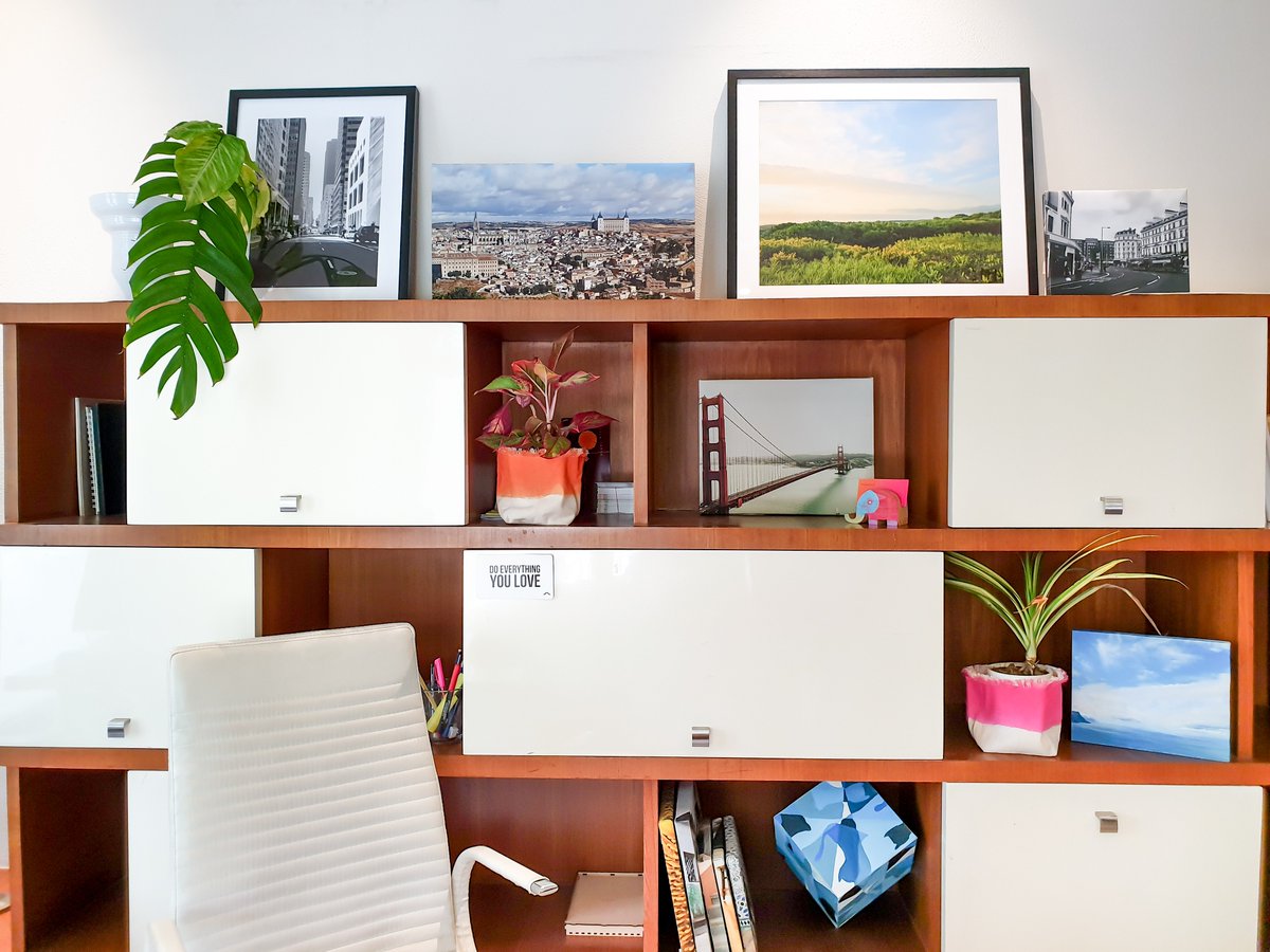 hueshub's tweet image. Travel memories, plants and a little sunshine. You don't need anything else to brighten up your work. Wouldn't you look forward to Monday with an office like this?

#photos #hueshub #printapp #memories #travelmemories #framedprints