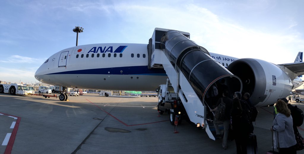 yuji_2002's tweet photo. 久しぶりに沖どめの国際線に。
バスに乗るのは不便だけど、間近に機体を見れるからコレもいい。 https://t.co/5GbKPYIq3L