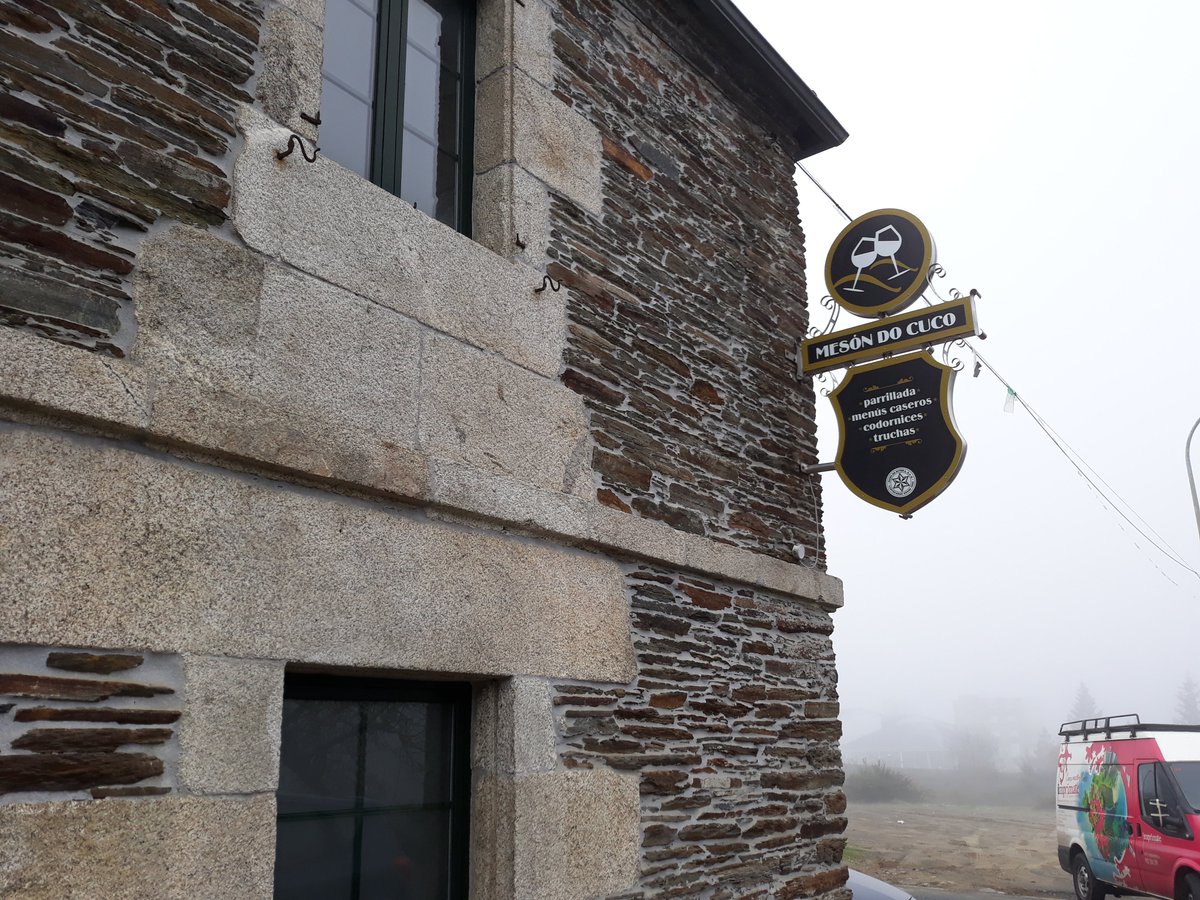 🎭🎭 La parroquia de #Nadela organiza todos los años su famosa feria de Carnaval. Y decir Carnaval significa inevitablemente hablar de gastronomía, como la que ofrece allí mismo el Mesón do Cuco. ¿Qué te parece el rótulo que le hemos preparado a este restaurante? 👇👇