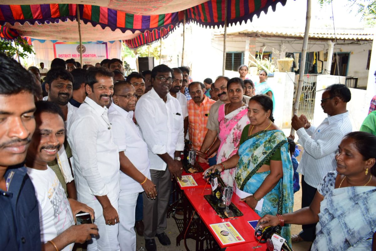 PAjayKumarMLA's tweet photo. భద్రాద్రి బ్యాంక్ మరియు డిస్ట్రిక్ NRI ఫౌండేషన్ ఆధ్వర్యంలో నగరంలోని 42వ డివిజన్ వాసవి కన్యకా పరమేశ్వరి ఆర్యవైశ్య చిరు వ్యాపారుల సంకేమ సంఘం వారి ఆర్థిక సహాయంతో అందిస్తున్న చిరు వ్యాపారులకు చెక్కులు(ఋణం) కుట్టు మిషన్లు, గ్రైండర్లను పంపిణీ చేయడం జరిగింది. https://t.co/89eXQxsqUW
