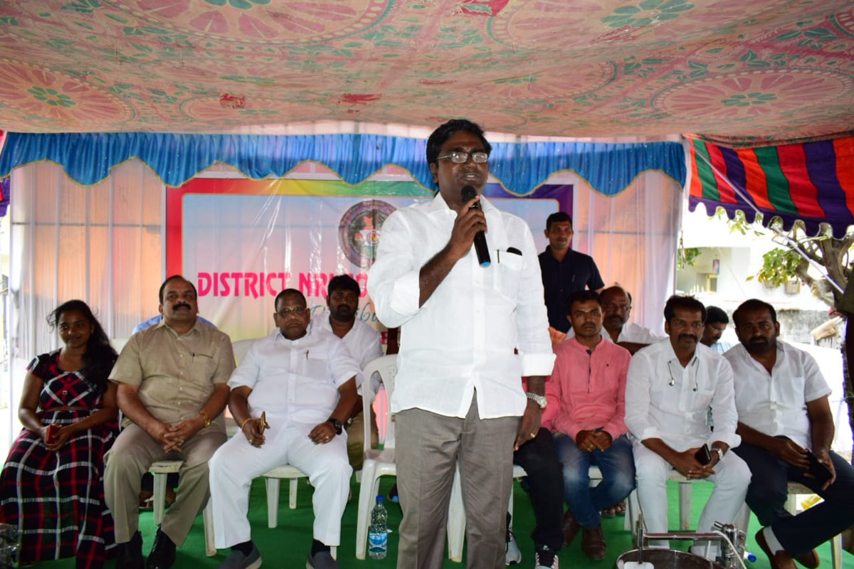 PAjayKumarMLA's tweet photo. భద్రాద్రి బ్యాంక్ మరియు డిస్ట్రిక్ NRI ఫౌండేషన్ ఆధ్వర్యంలో నగరంలోని 42వ డివిజన్ వాసవి కన్యకా పరమేశ్వరి ఆర్యవైశ్య చిరు వ్యాపారుల సంకేమ సంఘం వారి ఆర్థిక సహాయంతో అందిస్తున్న చిరు వ్యాపారులకు చెక్కులు(ఋణం) కుట్టు మిషన్లు, గ్రైండర్లను పంపిణీ చేయడం జరిగింది. https://t.co/89eXQxsqUW