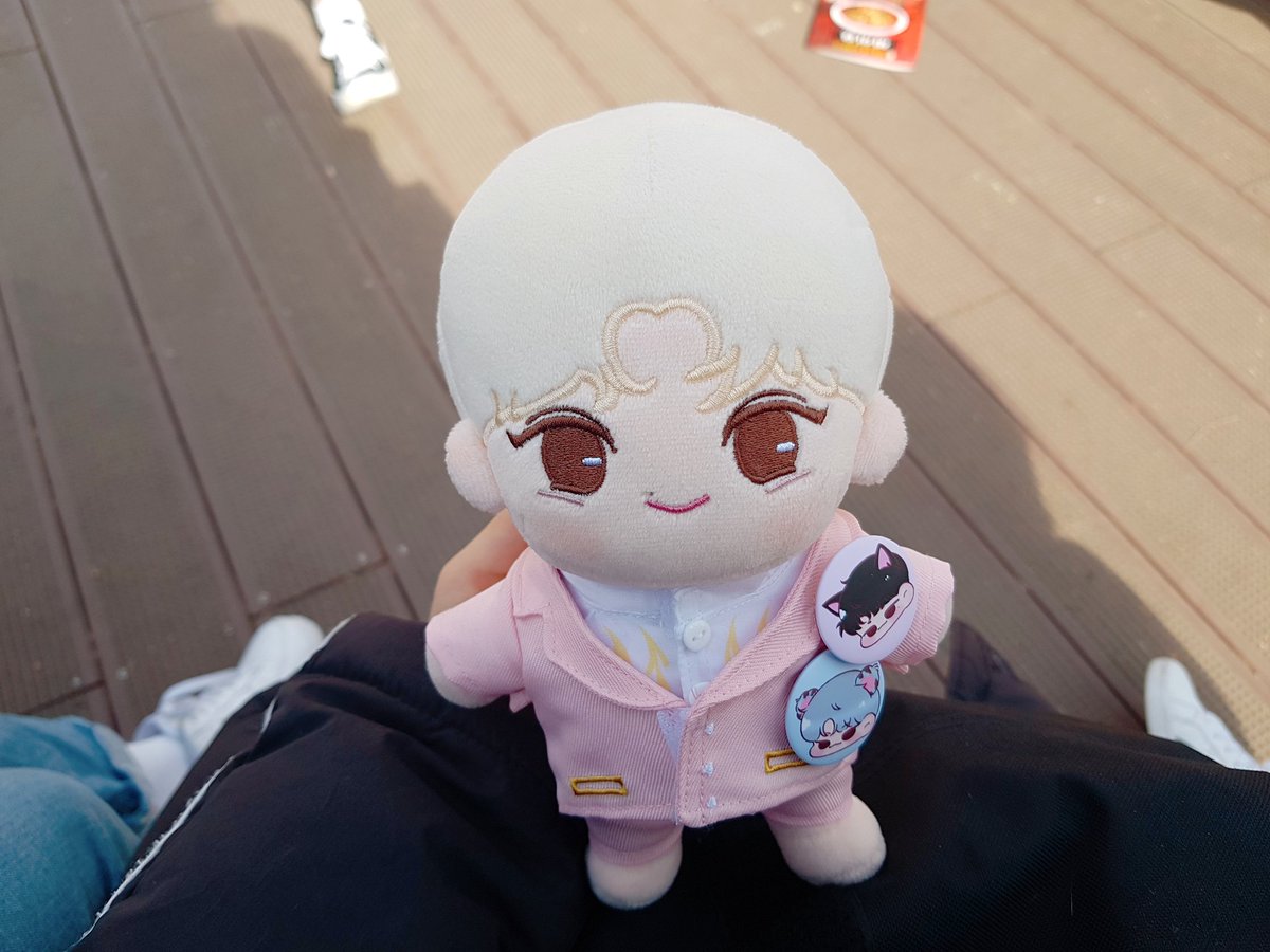 Zero_chani's tweet photo. ( @Daily_soonyoung )

핀버튼 너무 뽀쨕해요 엉엉..
다들 너뮤 친절하셔서 도무송도 그냥 주시구 솜친구들이랑 사진 찍는것도 허락해주셨어융😍😍 그리고 추운데 고생 많으셨어요ㅜㅜ.. 다음에 나눔하실때도 꼭 가겠읍니당♡~♡ https://t.co/R0xZc6AlZD