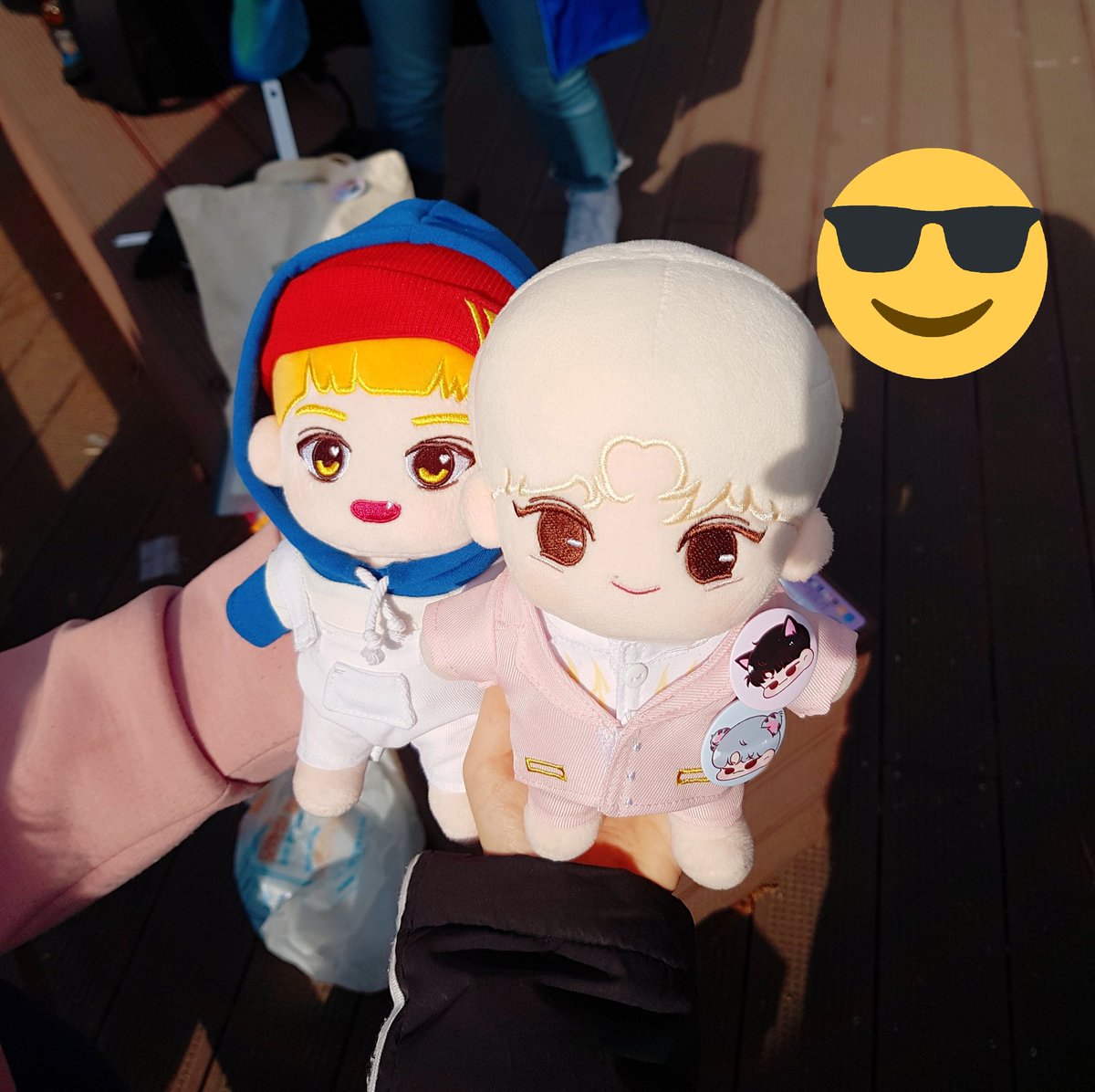 Zero_chani's tweet photo. ( @Daily_soonyoung )

핀버튼 너무 뽀쨕해요 엉엉..
다들 너뮤 친절하셔서 도무송도 그냥 주시구 솜친구들이랑 사진 찍는것도 허락해주셨어융😍😍 그리고 추운데 고생 많으셨어요ㅜㅜ.. 다음에 나눔하실때도 꼭 가겠읍니당♡~♡ https://t.co/R0xZc6AlZD