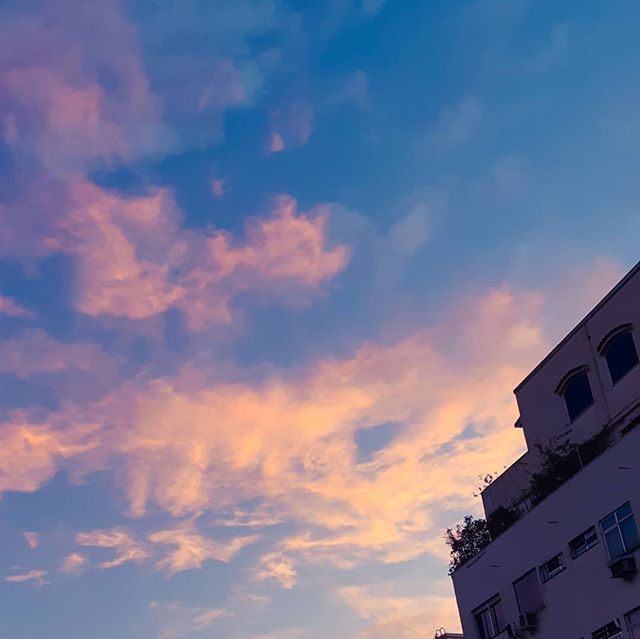Lillizinha_'s tweet photo. Feeling like shit, but then... 😍 #goodmorning #vanillasky #urbansky #frommywindow #sky #pinksky #clouds #cloudporn #cloudsporn #pinkclouds #sunrise #dawning #herecomesthesun #wholovesthesun #ceudecopacabana #riodejaneiro #errejota #rj #ceu #ceurosa #nuvens #amanhecer #bomdia… https://t.co/o3Xe0BGVpQ