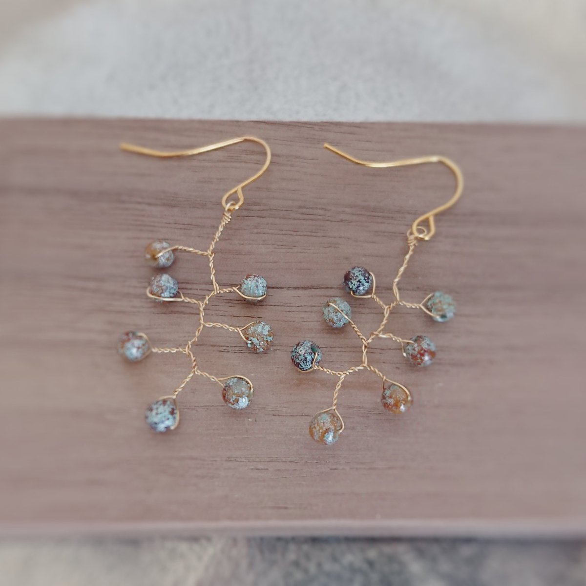 conem_accessory's tweet photo. ４ミリのチェコビーズを小枝ピアスに仕立てました。
アンティークぽい色合いのほうはざらっとした手触りが天然石の質感です✨
パープルとイエローのほうはクリアタイプなので揺れるとほんのりキラキラします。 https://t.co/F5PKXHGzeV