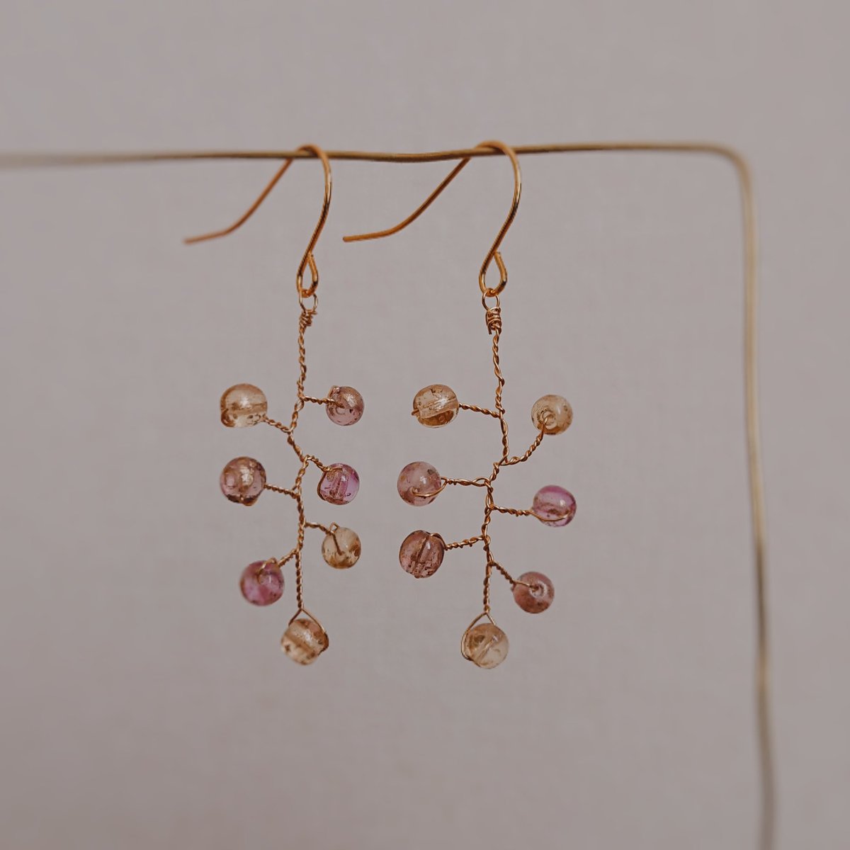 conem_accessory's tweet photo. ４ミリのチェコビーズを小枝ピアスに仕立てました。
アンティークぽい色合いのほうはざらっとした手触りが天然石の質感です✨
パープルとイエローのほうはクリアタイプなので揺れるとほんのりキラキラします。 https://t.co/F5PKXHGzeV