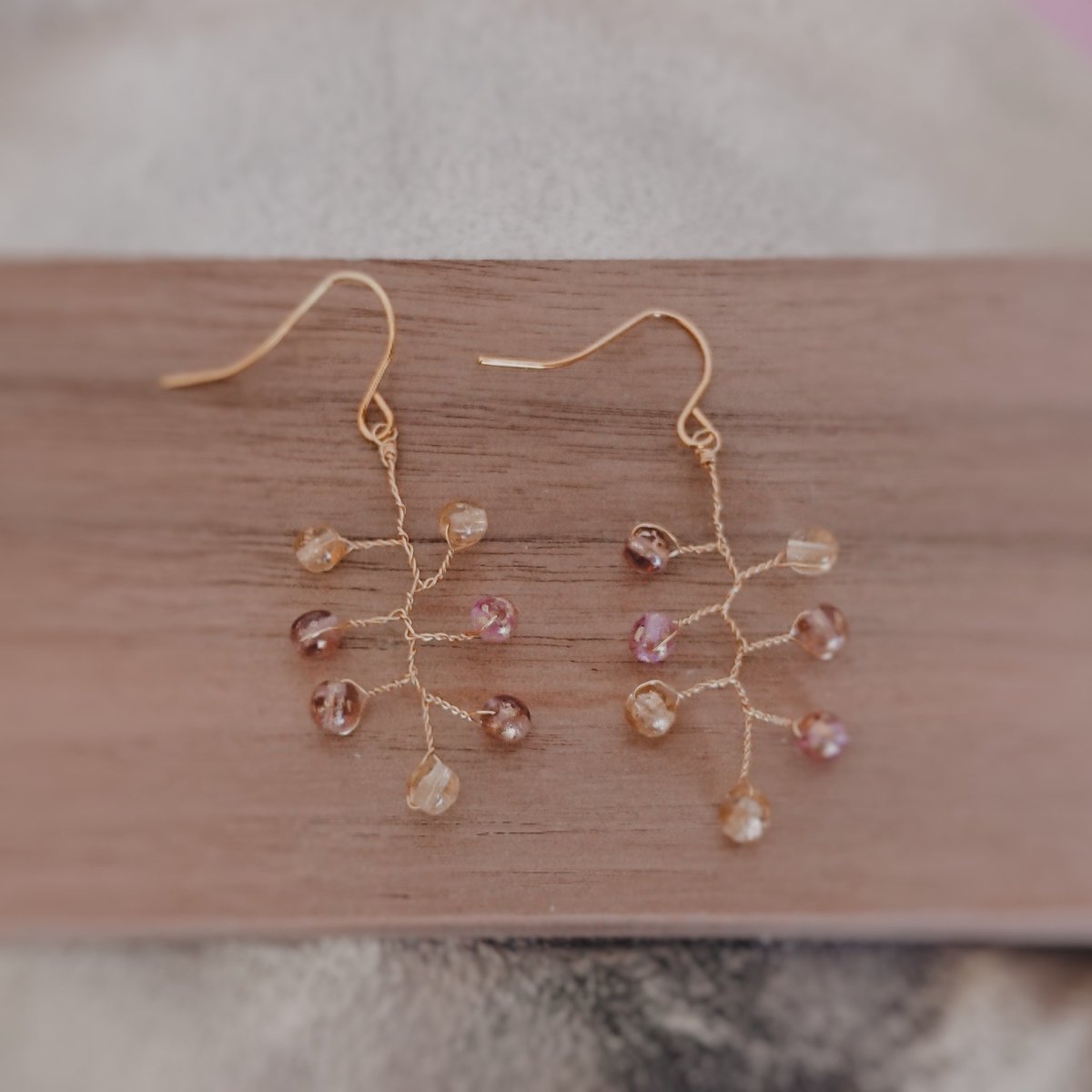 conem_accessory's tweet photo. ４ミリのチェコビーズを小枝ピアスに仕立てました。
アンティークぽい色合いのほうはざらっとした手触りが天然石の質感です✨
パープルとイエローのほうはクリアタイプなので揺れるとほんのりキラキラします。 https://t.co/F5PKXHGzeV