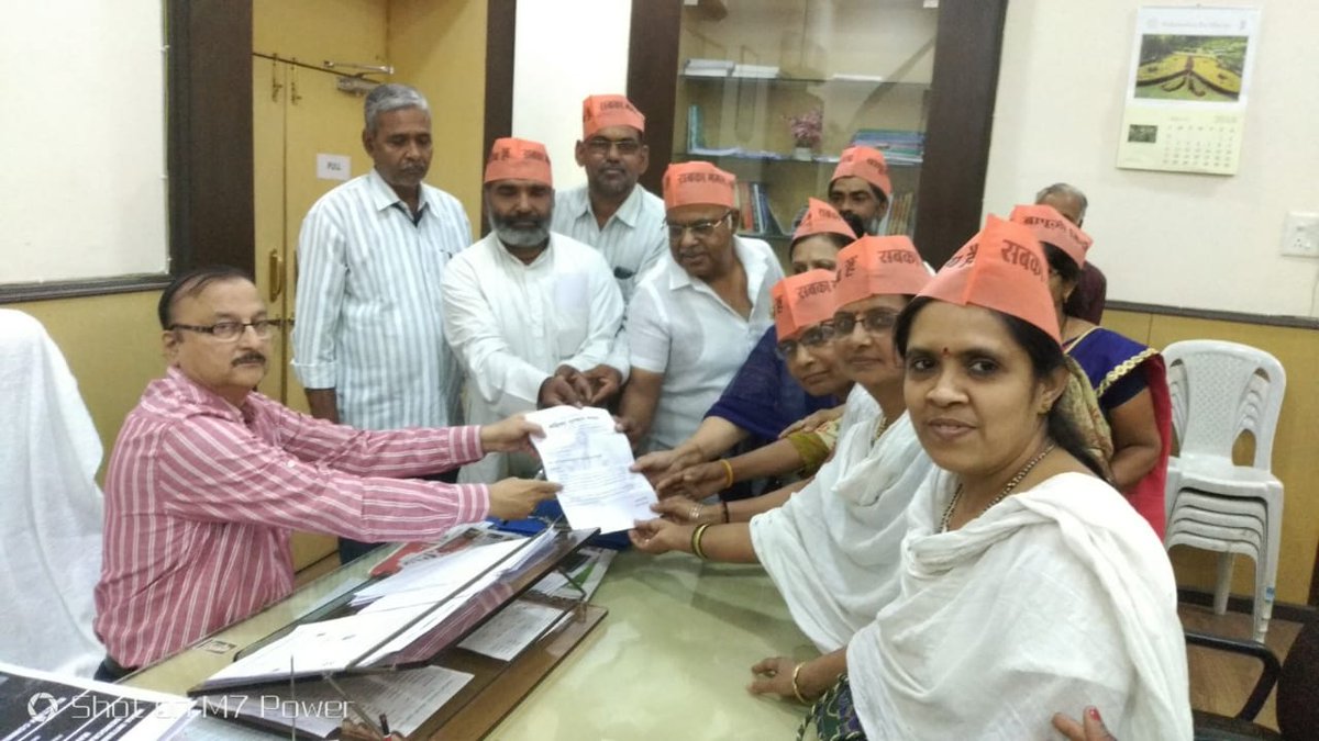 #NAGPUR (maharastra)
#World_Womens_Day 
#Asaramji bapu
Mahila utthan mandal dwara collector sahab ko gyapan soupa gaya