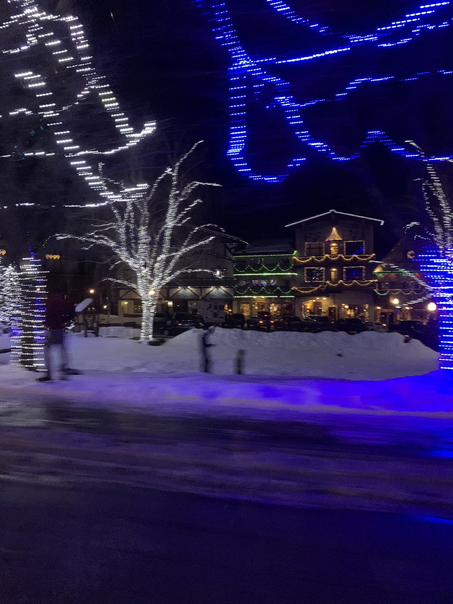 onewiththesand's tweet photo. Leavenworth Wa where Christmas never ends 🙄 #BavarianVillage #beerandbrats #EaWa #XmasForEver #tourists #Sledding #SleighRides #Lederhosen #Lebkuchen #snow blah blah blah https://t.co/BuFu0aU5yC