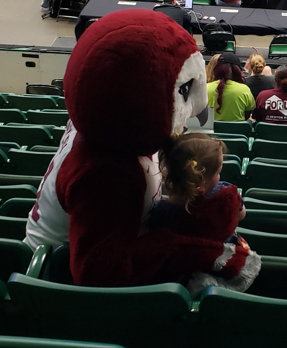 BethPalmer17's tweet photo. Oakley makes a new friend at LSC Tournament #Oakley; #LSCTournament; #BestMascotEver; #TXWomans https://t.co/REQx3BVVIu