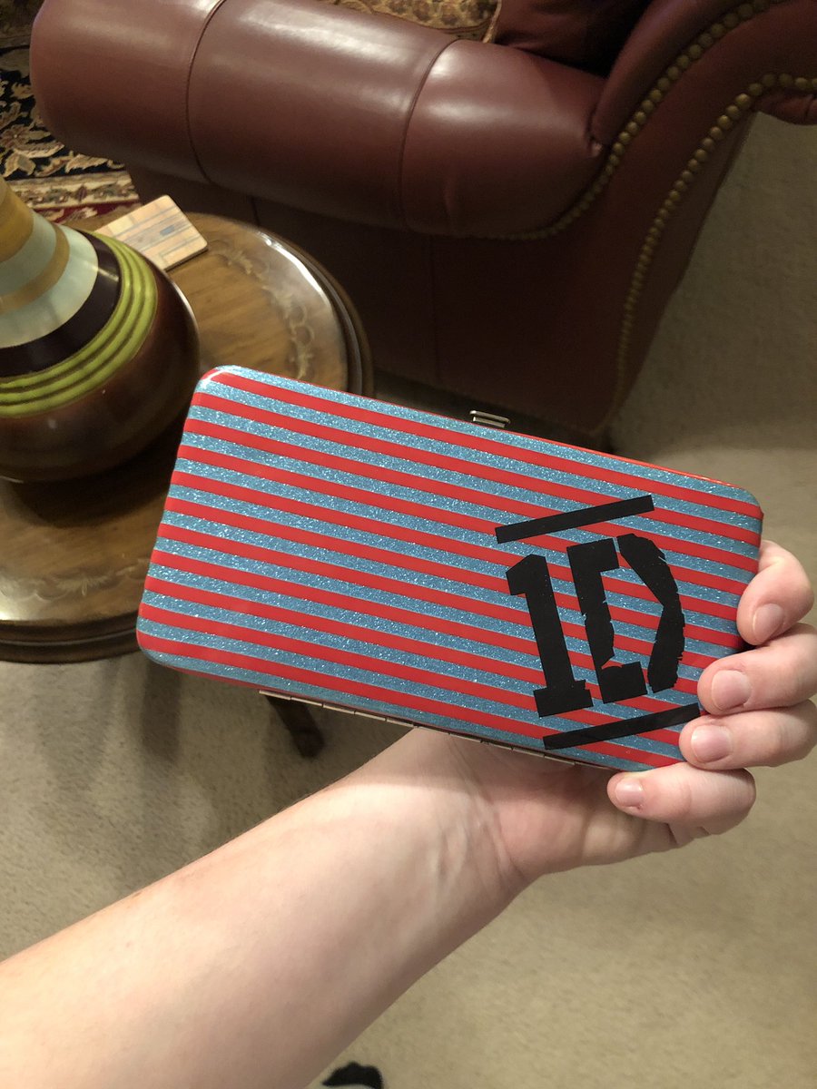 found my old one direction wallet.....30 retweets and i’ll use it for the rest of the semester