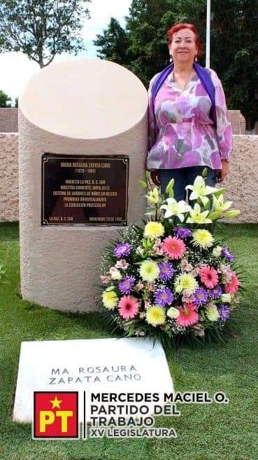 #MásTarde Conmemorando el dia internacional de la mujer, colocamos una ofrenda floral a la precursora de la educación preescolar en México y orgullosamente Sudcaliforniana, la maestra Rosaura Zapata Cano.
#DiaInternacionalDeLaMujer