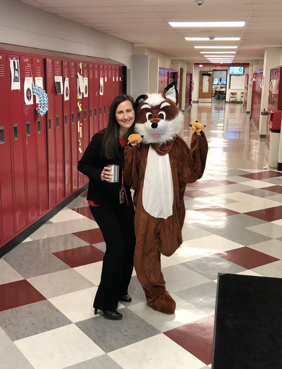 CPencek's tweet photo. Love when the fox visits DMS! #DMS #FCProud https://t.co/h3M5i0bOyu
