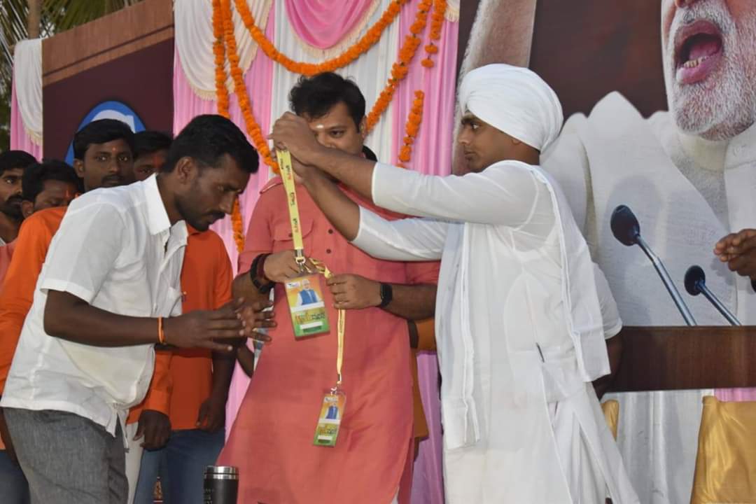 MaaBharath's tweet image. #TeamModi
#ModiDooth
Team Modi&apos;s Modi Dooth campaign is going on well.
We are identifying a Karyakarta in each villages of Karnataka who can give his time to spread @narendramodi ji&apos;s achievement and rewarding him with the tag,where that person will be the point of contact for us