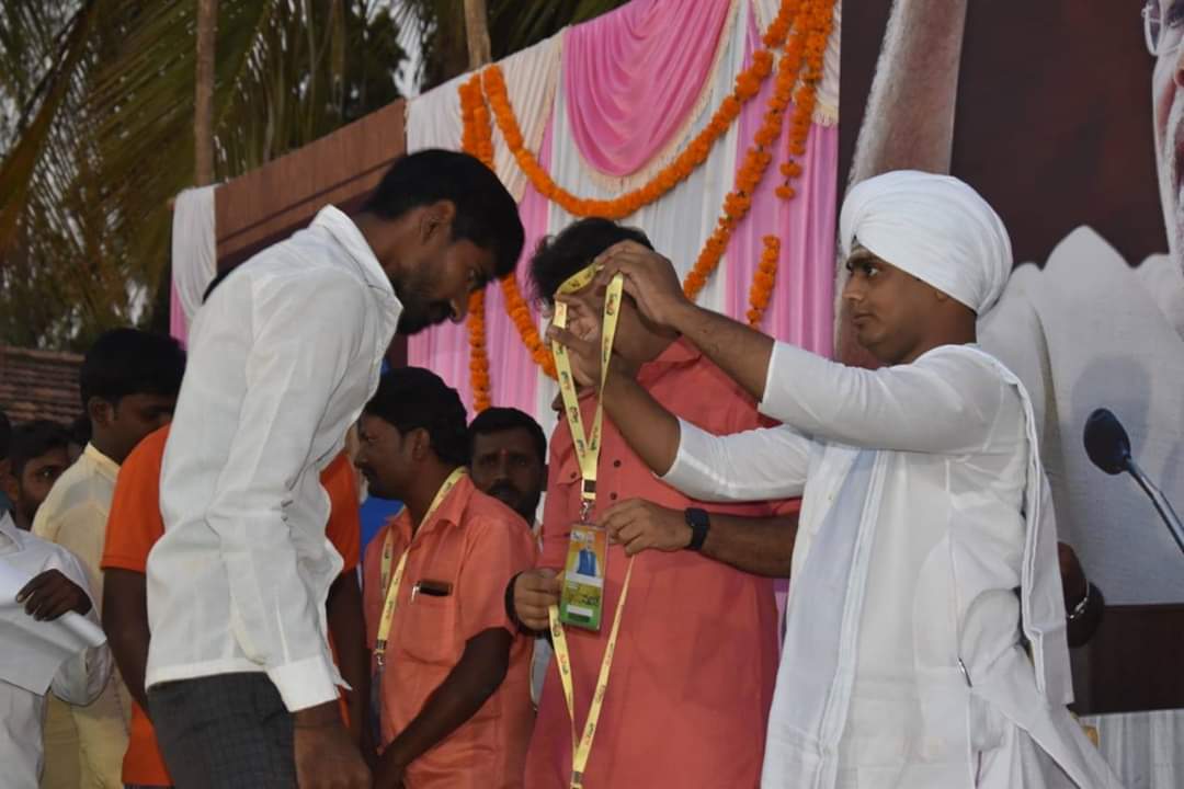 MaaBharath's tweet image. #TeamModi
#ModiDooth
Team Modi&apos;s Modi Dooth campaign is going on well.
We are identifying a Karyakarta in each villages of Karnataka who can give his time to spread @narendramodi ji&apos;s achievement and rewarding him with the tag,where that person will be the point of contact for us