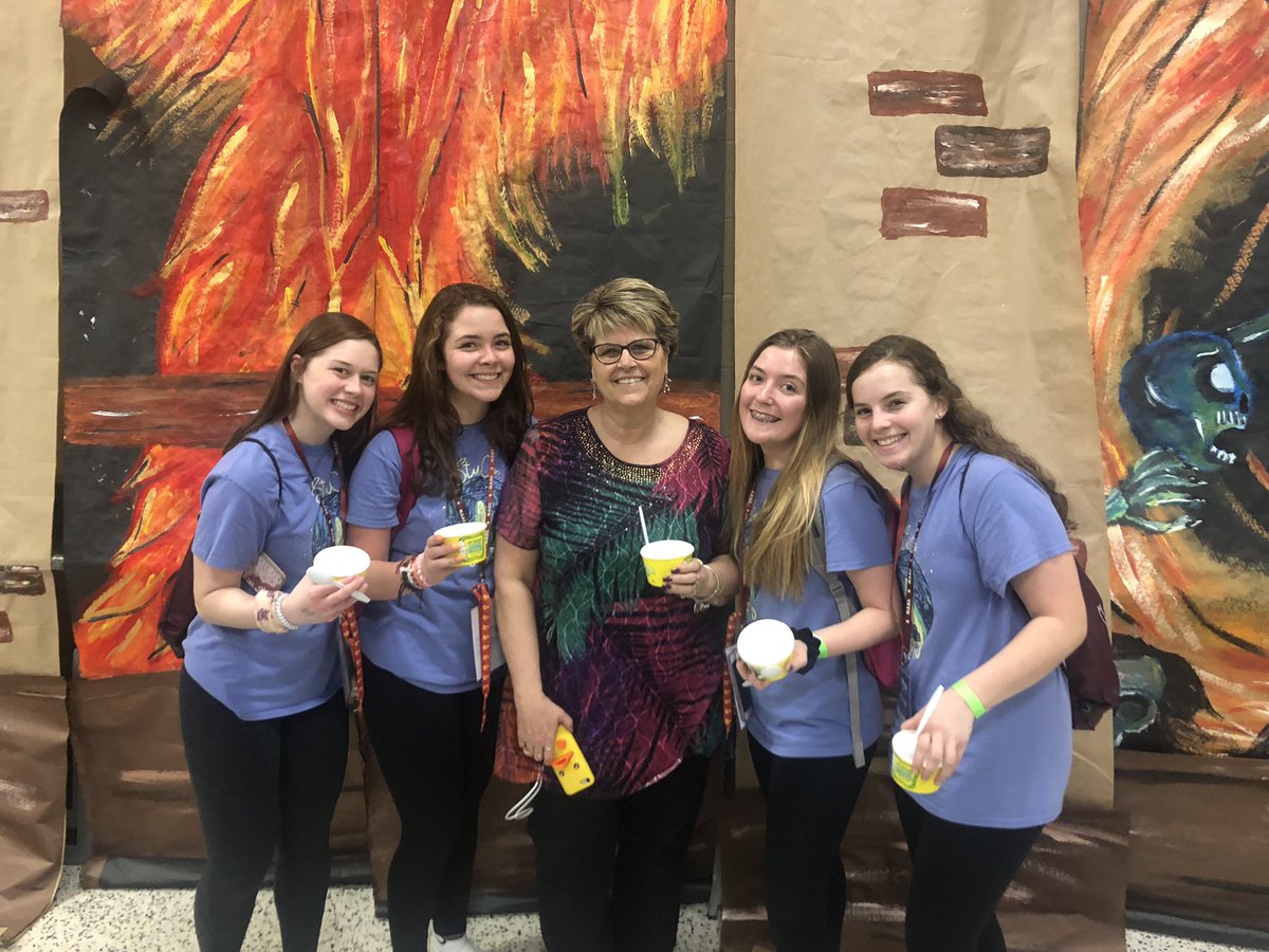 SGHSstuco2019's tweet photo. @MASCTerri thank you for all you do for student council’s all over the state of Missouri. You are an inspiration too all!! #mascmade #mascstate19 https://t.co/yxxs2vvtIc