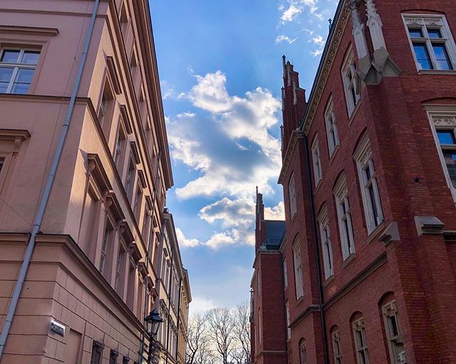 ix_stark's tweet image. Equal
---
#Chapter94 🅾 #LightThroughLenses #AndThenThroughLetters #ShortWritings #wandering #OldTown #Krakow #Poland 🇵🇱 ift.tt/2Tovnsw