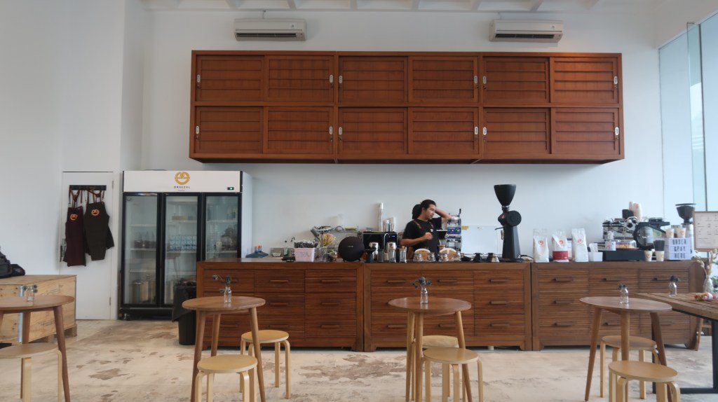 MazzeUp's tweet photo. Berlari Mengelilingi Kedai Kopi https://t.co/QobeHVdDvM https://t.co/oYzIAG3AA3