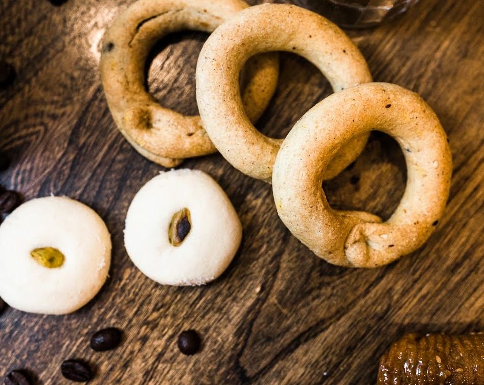 Yafa_Cafe's tweet photo. Date ring #cookies (kaak) and #butter cookies (ghraybeh), taste great with #tea. Ghraybeh is an ancient #Arabic #dessert . It melts in your mouth and has an aroma of  rose water. The kaak are #MiddleEaster cookies stuffed with dates. https://t.co/otCOdAt42Y