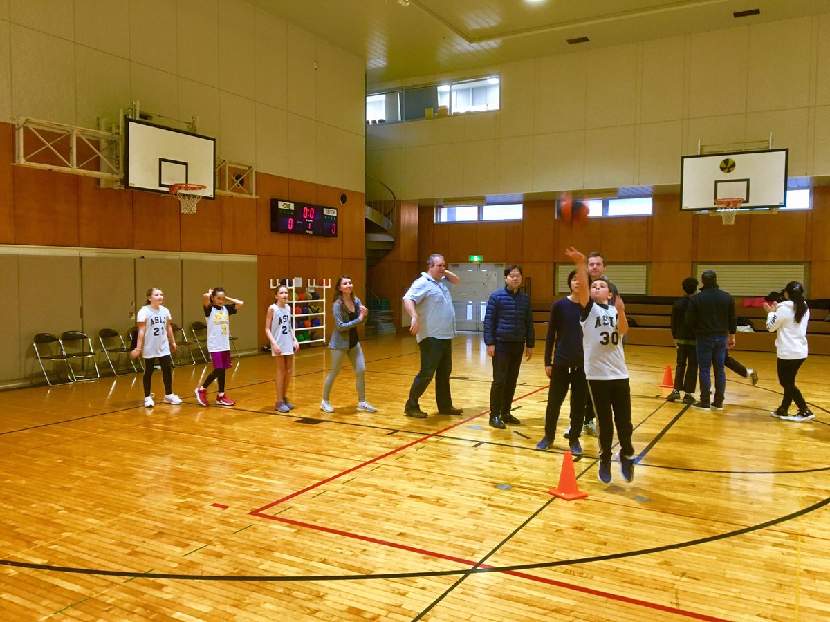 jeffteachespe's tweet photo. Grade 5 Intramural Game Day parents and kids halftime activity #esasij https://t.co/EjTt2jsG91