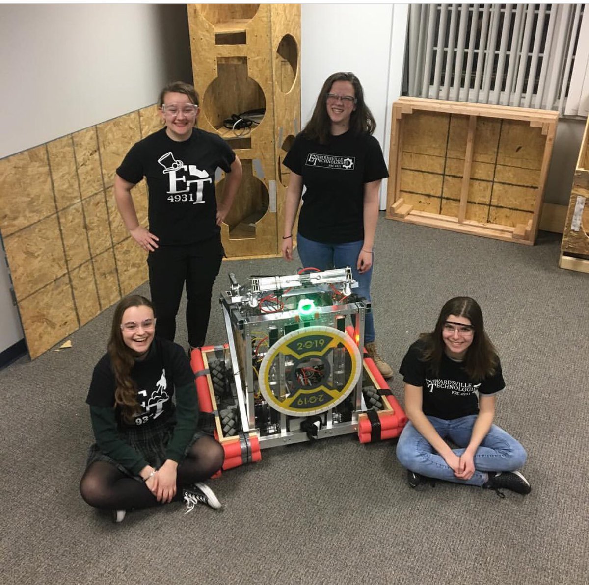 FRC4931's tweet photo. Happy #internationalwomensday from some of the women of @frc4931
#omgrobots #firstrobotics #womeninstem https://t.co/kfKf2jGmG9