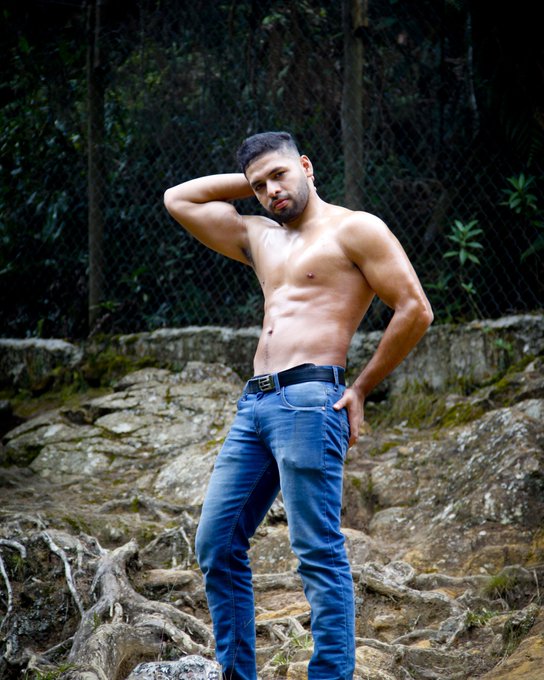 Come to see me now online at https://t.co/ZiADsOw6Ny 
#muscle #colombian #gay #hairy #bdsm #kink #toys