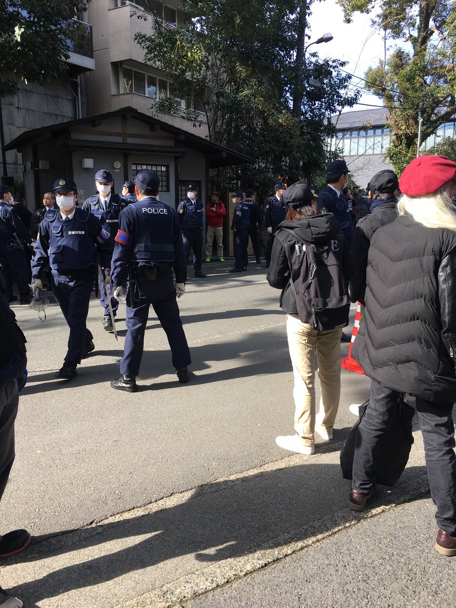 NonStopKyoto's tweet photo. 警察多い。ヘイトデモ守るための警護全部税金かと思うと本当に腹が立つ。
#0309nohate京都 https://t.co/ObfIlmTvtD
