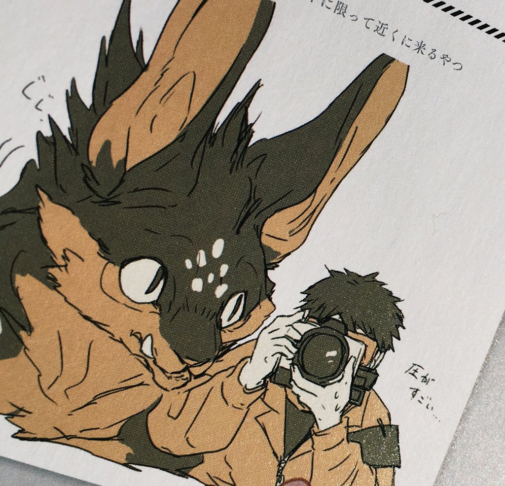 作品集より職員さんのスケッチいくつか!こちらの世界には重世界の環境に関する生物保全室なる職業があって、重世界に干渉して現実との関係を保っています。1枚目のツナギムシ無造作に持ってる職員さんが気に入ってます☺️ 