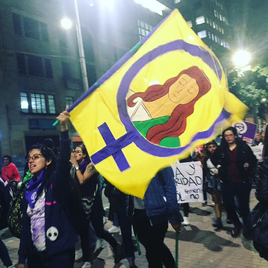 BotacheD's tweet photo. Un poco de lo que se vivió en la movilización de antorchas por el día de la mujer trabajadora, en Bogotá 💜🔥✊🏻 #graciasmujeres #8M #feministas #antorchas #soyfeminista #colombia #bogota🇨🇴 #diadelamujertrabajadora #luchafeminista #botachedesing #photography https://t.co/XMGkd35MEn