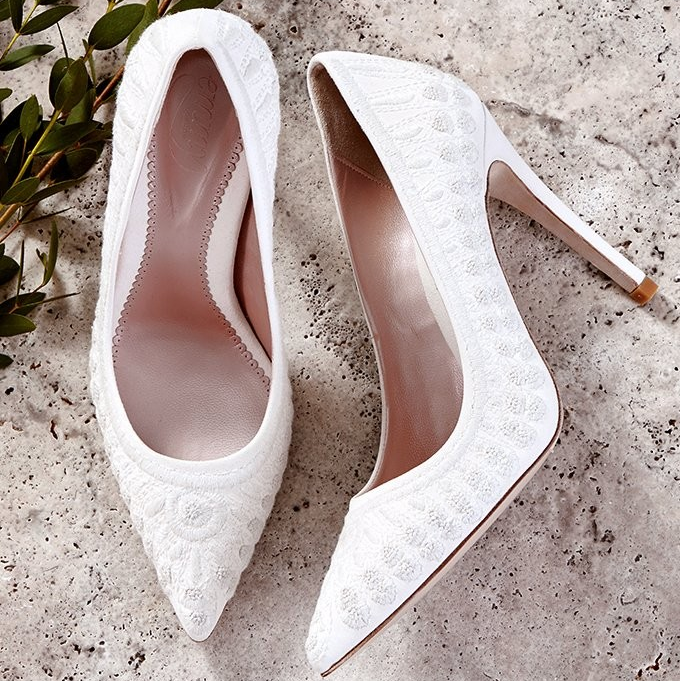 SATURDAY STYLING is back!
So you've found the dream gown now you need a pair of incredible shoes. <a href="/luxebrideuk/">LUXE BRIDE</a> are proud to work in partnership with the amazing @emmylondonofficial 
Our boutiques have a little treat in store for brides who visit them in the form of a discount!