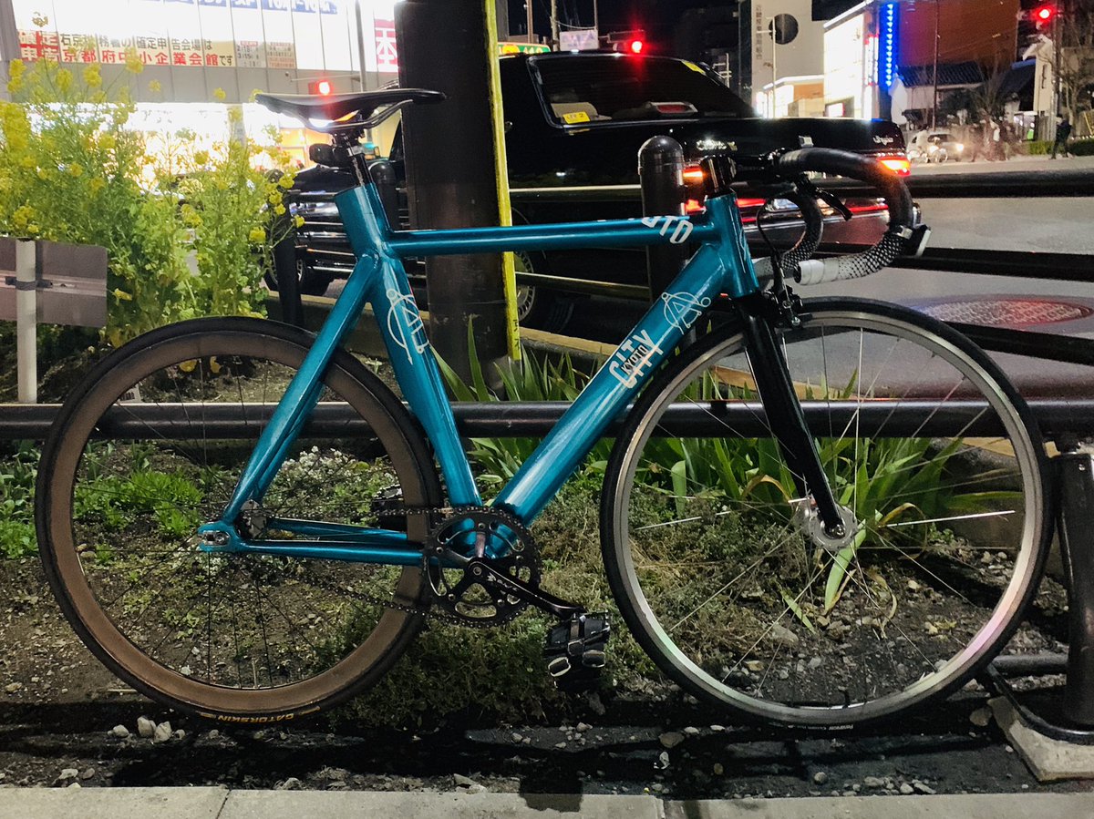 nadegatabass's tweet image. 愛車。カッチョ良く撮れたのに、後ろのタクシー邪魔。
#affinitycycles
