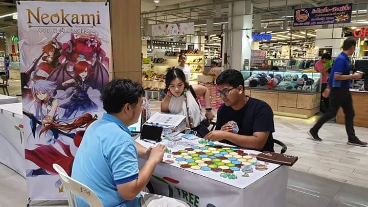 sho_kurumari's tweet photo. 明日はゲームマーケット大阪！ということで既に盛り上がり始めてますが、タイでもなんかボードゲームのフェアやってるみたいです。
宣伝してくれー！と例のボードゲーム製作中のタイのマブダチから写真が送られてきました👺 #Neokami #ボードゲーム https://t.co/HQxGRz6dhL