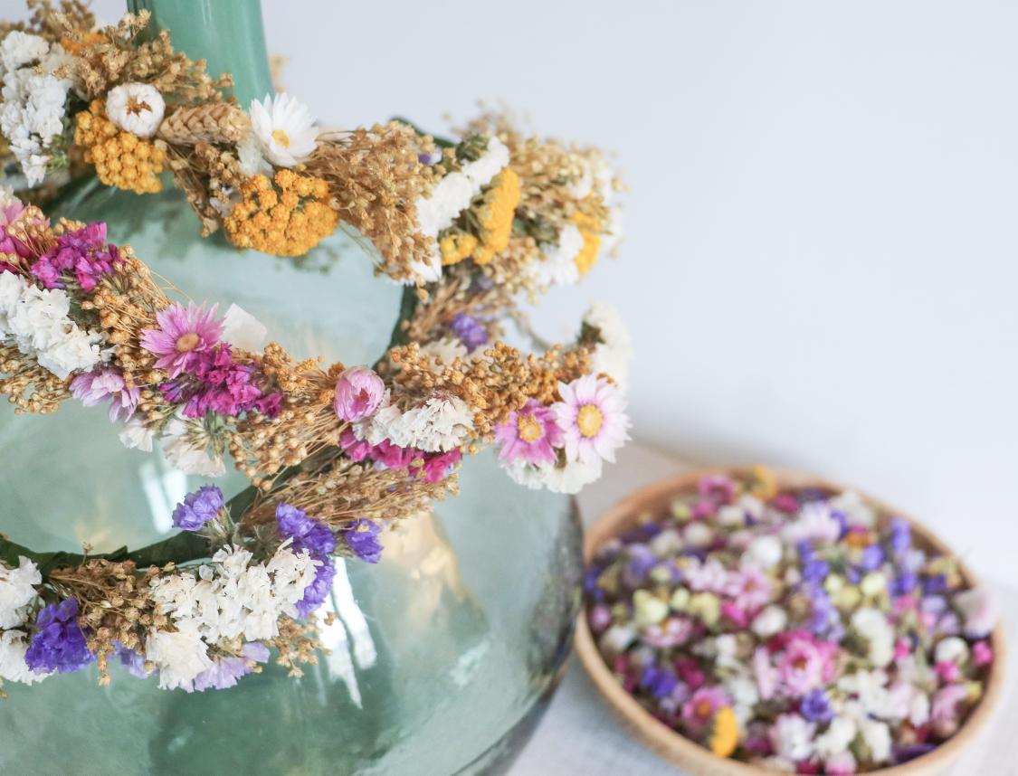 🌼 FLOWRETTE POWER

Jaunes, roses ou violettes, nos couronnes en #fleursséchées vous attentent sur l'e-shop !