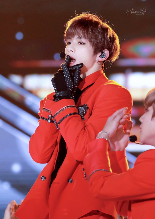 27) I want to write this. I didn't watch all the Gayos in 2018 because no special/solo stage for Daniel. Plus their agency treated them like something that they want to quickly dispose. I feel sad for my boys. They wore same suits for few awards. I only approve this red hottie.