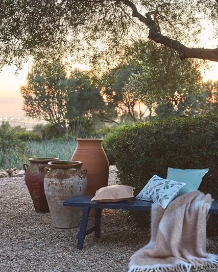 HomeAndDecor_ID's tweet photo. Habiskan waktu dengan duduk bersantai sambil melingkari kain wol di tubuh Anda saat malam mulai menghampiri. Anda juga dapat menambahkan lentera untuk suasana romantis.
Foto: Zara Home.
#outdoor #relax #SaturdayNight https://t.co/eQ7B0QGQnK