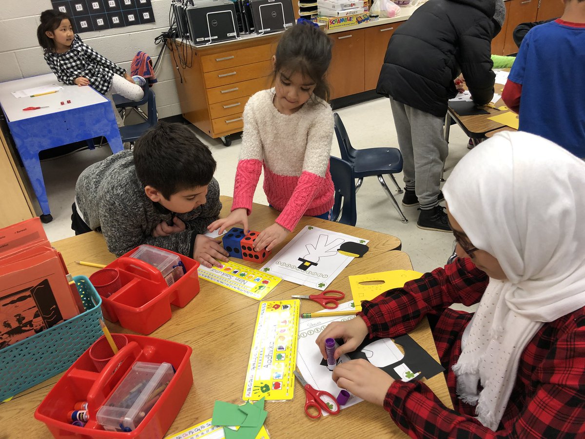 alibritmum's tweet photo. Roll and decorate a leprechaun with 5th grade buddies. @WSESfox @HilaryStough3 @AliceMcGinty5 #whohadmorefun https://t.co/7zjKwL7PQe