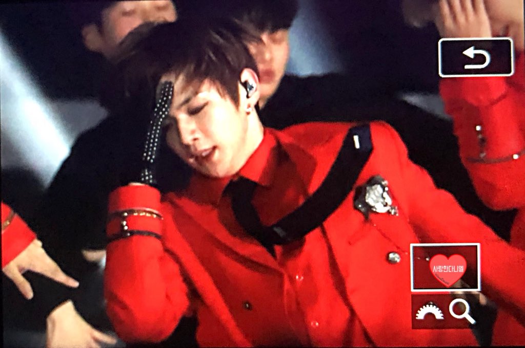 27) I want to write this. I didn't watch all the Gayos in 2018 because no special/solo stage for Daniel. Plus their agency treated them like something that they want to quickly dispose. I feel sad for my boys. They wore same suits for few awards. I only approve this red hottie.