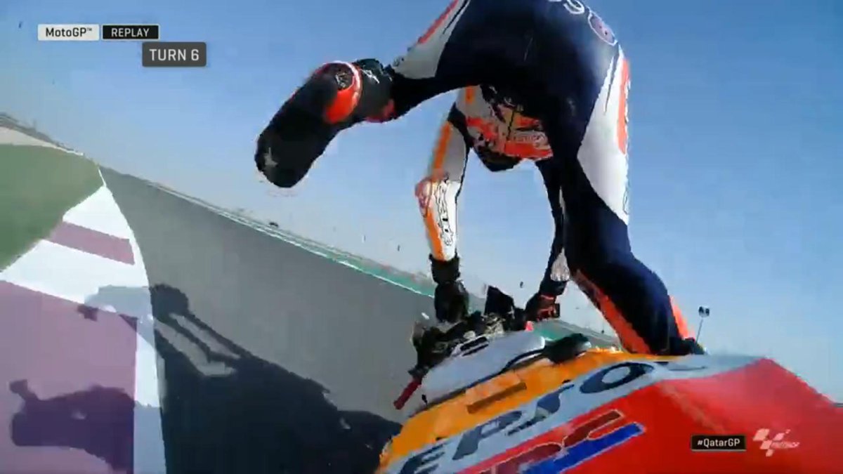 MotoGP's tweet photo. 💢 Disastrous start to FP3 for @lorenzo99 with a crash at turn 6!

#QatarGP 🇶🇦 https://t.co/zyDm6s38Re