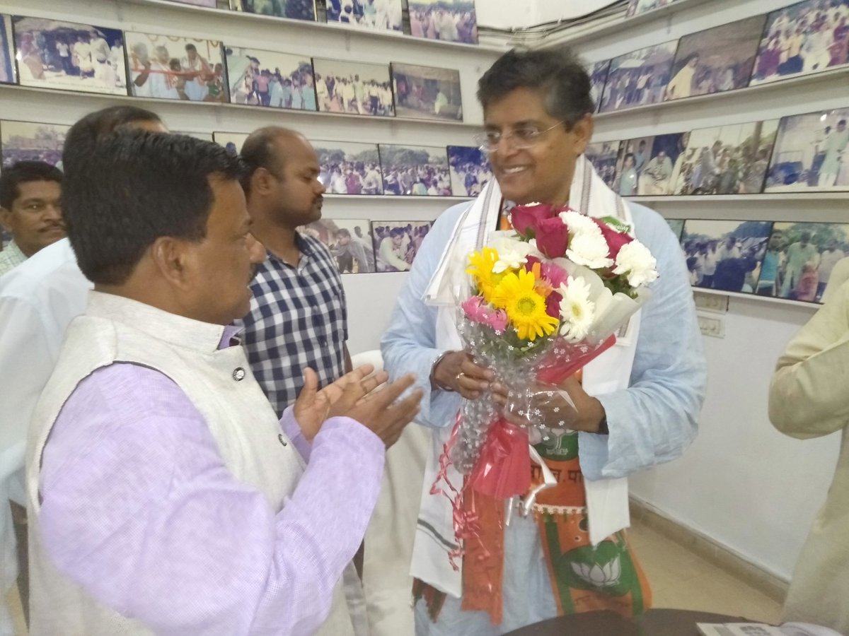 DeepakOdishabjp's tweet photo. ଶ୍ରୀ ବୈଜୟନ୍ତ ଜୟ ପଣ୍ଡା ଙ୍କ ଭାରତୀୟ୍ ଜନତା ପାର୍ଟି ରେ ଯୋଗଦାନ ପରେ ତାଙ୍କ  ଭୁବନେଶ୍ବର ସ୍ଥିତ ବାସଭବନ ର କାର୍ଯ୍ୟଳୟ  ରେ ତାଙ୍କ ସହିତ ଆଲୋଚନା ସମୟ ର କିଛି ମୁହୂର୍ତ୍ତ l @PandaJay @bjp https://t.co/d0FYKWlTk1