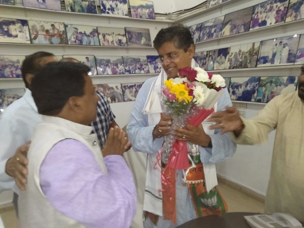 DeepakOdishabjp's tweet photo. ଶ୍ରୀ ବୈଜୟନ୍ତ ଜୟ ପଣ୍ଡା ଙ୍କ ଭାରତୀୟ୍ ଜନତା ପାର୍ଟି ରେ ଯୋଗଦାନ ପରେ ତାଙ୍କ  ଭୁବନେଶ୍ବର ସ୍ଥିତ ବାସଭବନ ର କାର୍ଯ୍ୟଳୟ  ରେ ତାଙ୍କ ସହିତ ଆଲୋଚନା ସମୟ ର କିଛି ମୁହୂର୍ତ୍ତ l @PandaJay @bjp https://t.co/d0FYKWlTk1