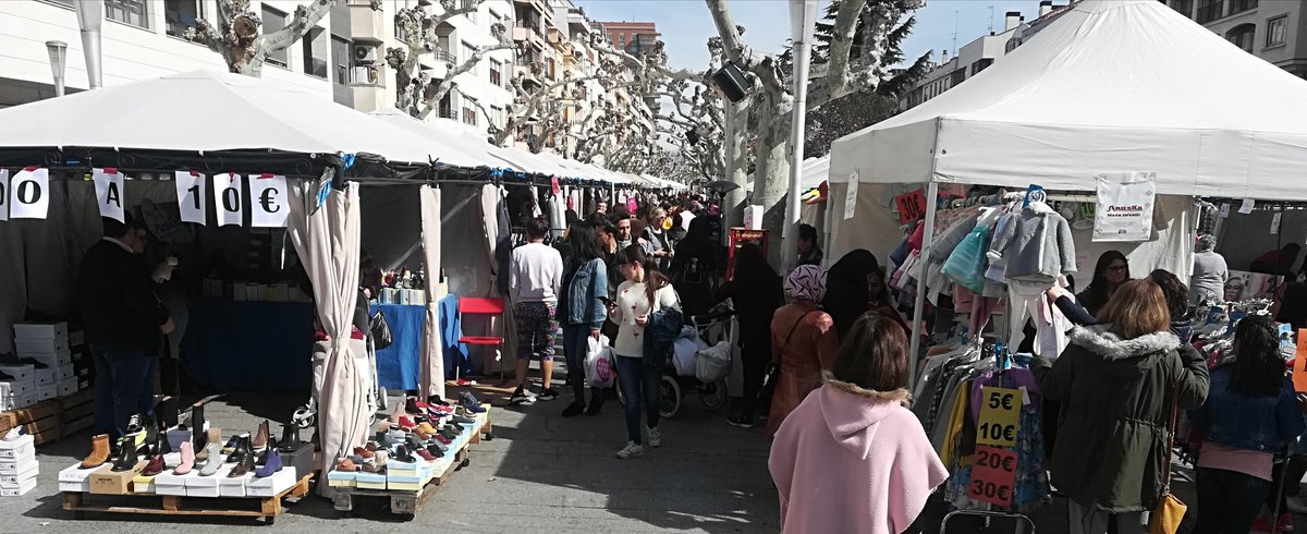 RAQUELMORAL1's tweet photo. El buen tiempo nos acompaña, una mañana para disfrutar de tus compras #promostock #calahorra acércate P°Mercadal, seguimos hoy hasta las 14h tarde 16.30 a 20.30 mañana domingo 10-14h tarde 16.30-20.30h https://t.co/mnI1t4fFhu