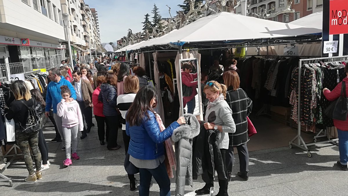 RAQUELMORAL1's tweet photo. El buen tiempo nos acompaña, una mañana para disfrutar de tus compras #promostock #calahorra acércate P°Mercadal, seguimos hoy hasta las 14h tarde 16.30 a 20.30 mañana domingo 10-14h tarde 16.30-20.30h https://t.co/mnI1t4fFhu