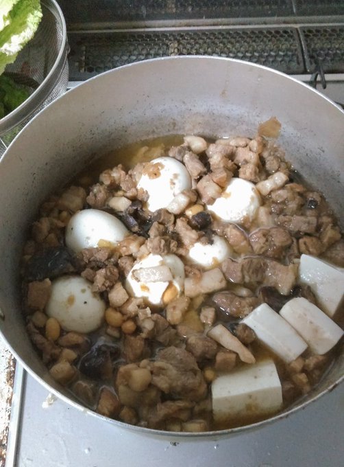 台湾で買った調味料で魯肉飯作ってます。
一晩寝かして朝飯で食べる。
台所が台湾の匂いになってますね。 