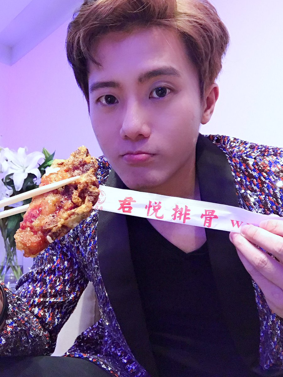 PNSun1's tweet photo. 在君悅飯店吃君悅排骨便當！😆
聽說現在一個要 NT.160-！💸
傻眼。😱

-
#孫培恩 
#pnsun 
#浪liveid3210945 
#君悅酒店 
#君悅排骨 https://t.co/WznSIf4nYh