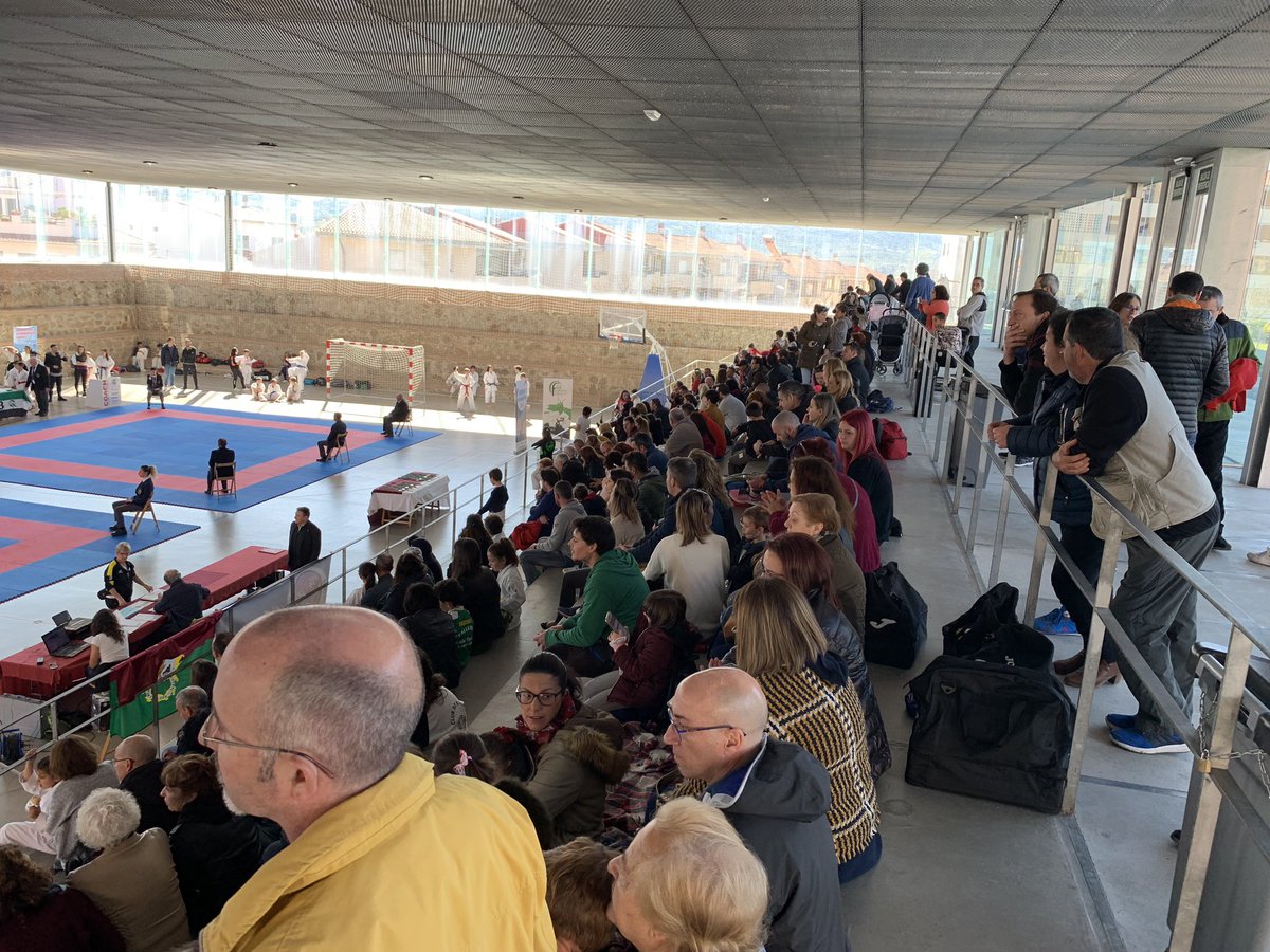 Entrega de medallas 🥇 de la segunda fase provincial JUDEX de #Karate en #Plasencia