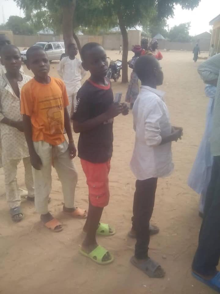 NatashaAkpoti's tweet photo. UNDER AGED VOTING RECORDED 

Time: 11.46am
State: Bauchi
LGA: Zaki 
Ward: Katagum
PU: UNGUWAR NASARAWA, NASARAWA II - 007

Massive underage voting going on in the PU with the active collusion of @inecnigeria officials &amp; @PoliceNG 
@SituationRoomNg @UKinNigeria 
#Natasha #Akpoti https://t.co/TkOginrIwC