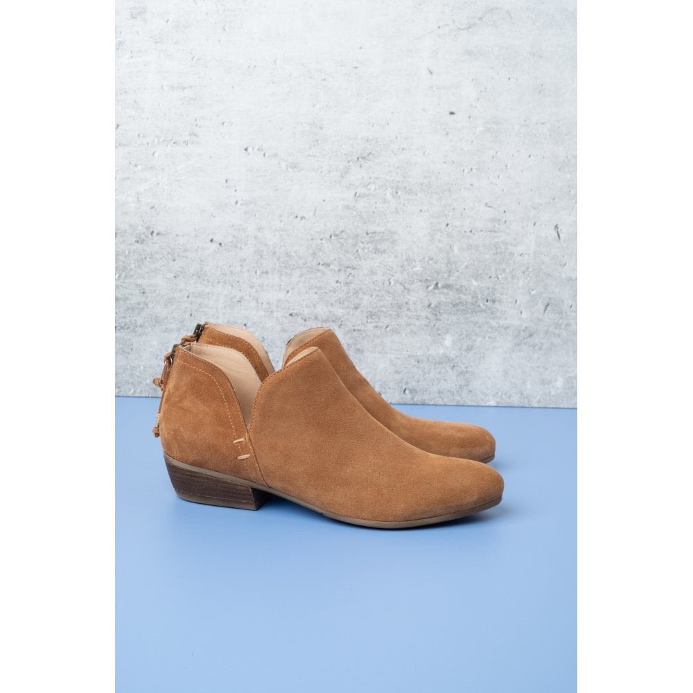 Bohobeachfest's tweet photo. NEW IN 😍

Cara Baset boots in Jaguar &amp; Tan! 
Shop the link in Bio 😍
*
*
#summer #boots #ankleboots #summerboots #bohoboots #leather #leatherboots #spring #lfw #ss19 #rtw #bohobeachfest #beach #resortwear #summerwear #wimbledon #wimbledonvillage #london #fashion #animalprint https://t.co/YWaUUjdIox