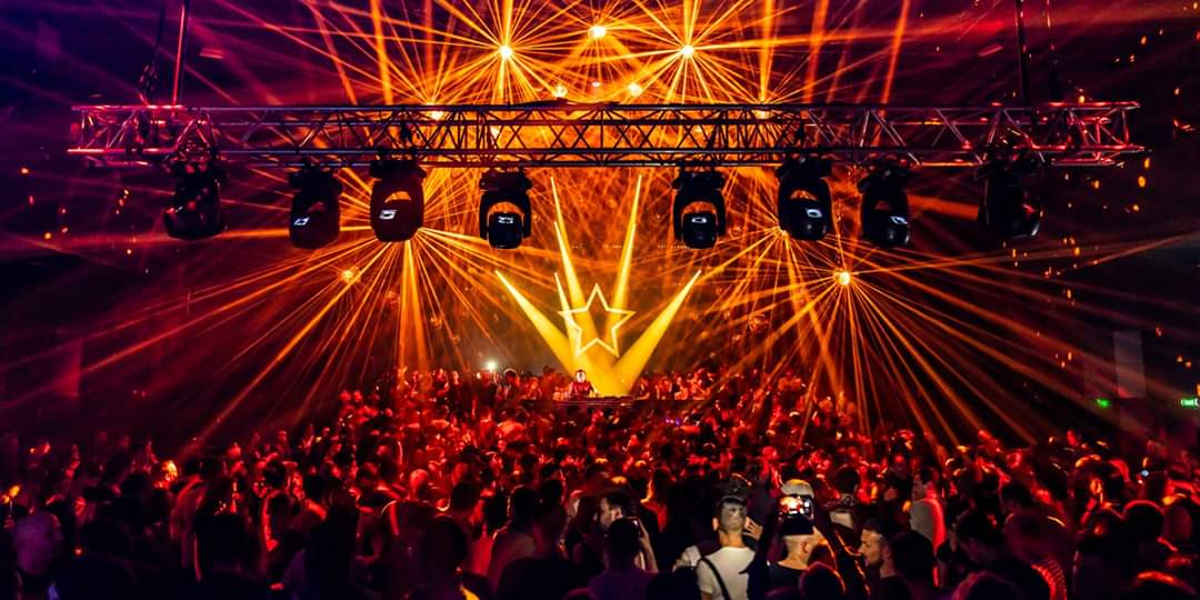 warehousenantes's tweet image. PARADISE... TONIGHT !

La scène du Warehouse comme on ne l'aura jamais vu depuis son ouverture en septembre 2017.

La PARADISE, c'est un show light exceptionnel assuré chaque année par @SimonBoisson qui est aussi responsable technique du Warehouse ⭐

🎫 warehouse-nantes.fr/event/paradise…